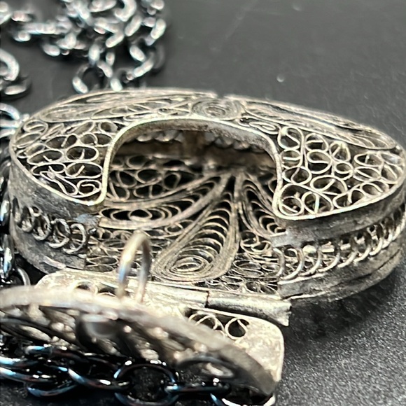 Adorable vintage filigree purse necklace - Picture 6 of 7